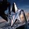 flacon bleu angel eau de parfum mugler pose sur l'eau