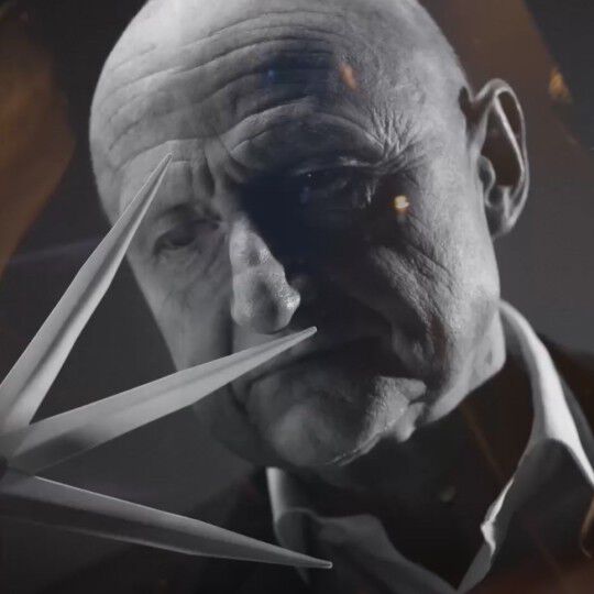 le visage d'un homme en noir et blanc qui tient une etoile dans ses mains