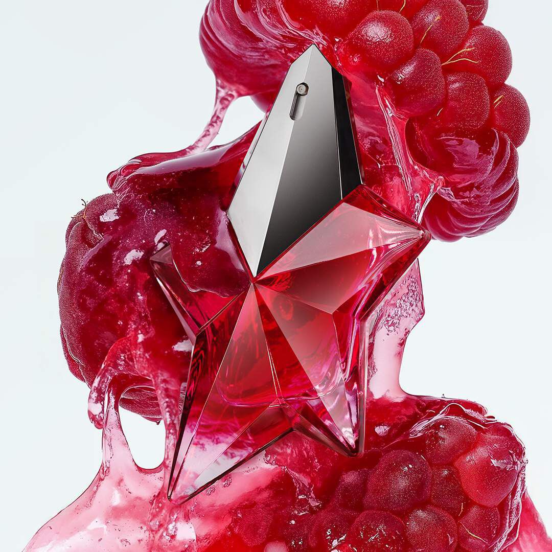 flacon de parfum rouge mugler avec des fromboises