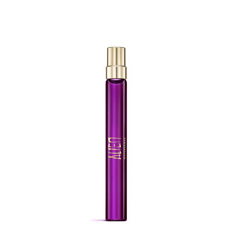 Un flacon de parfum de forme allongee, de couleur violette, avec un vaporisateur dore et l'inscription "Alien" en lettres blanches.