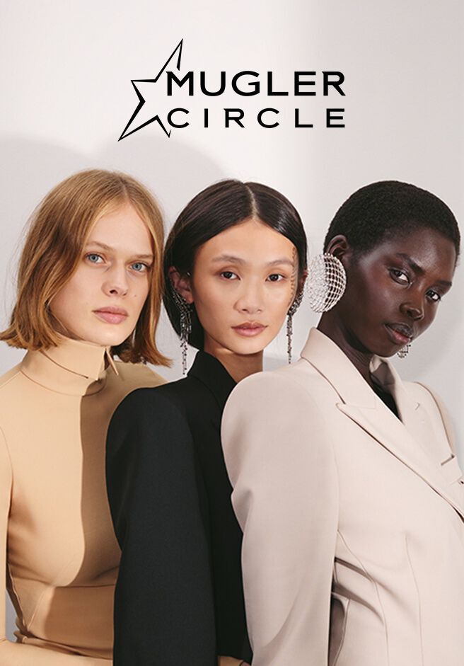 Trois mannequins a la pointe de la mode posant pour une banniere publicitaire de la campagne editoriale Mugler.
