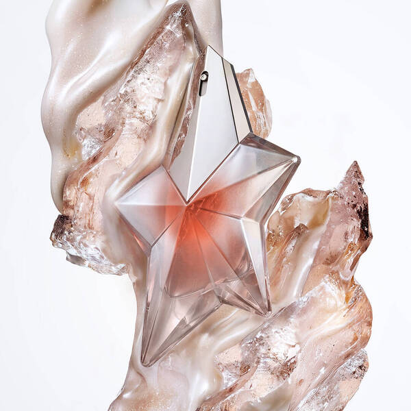flacon de parfum rose angel mugler avec une privoine et du patchouli