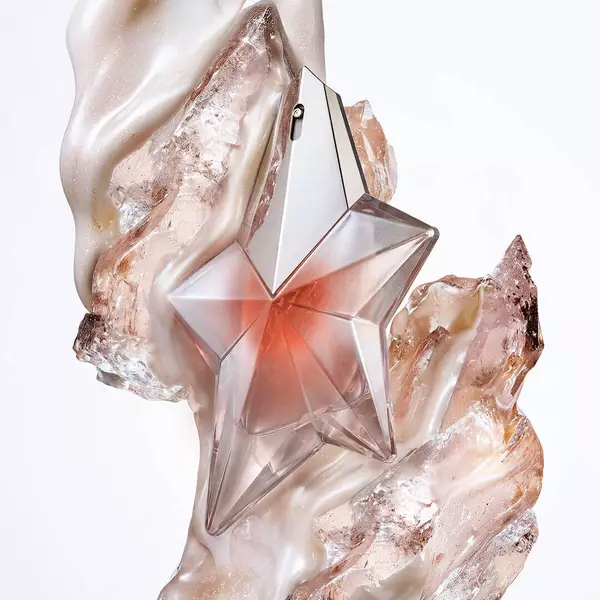 flacon de parfum rose angel mugler avec une privoine et du patchouli