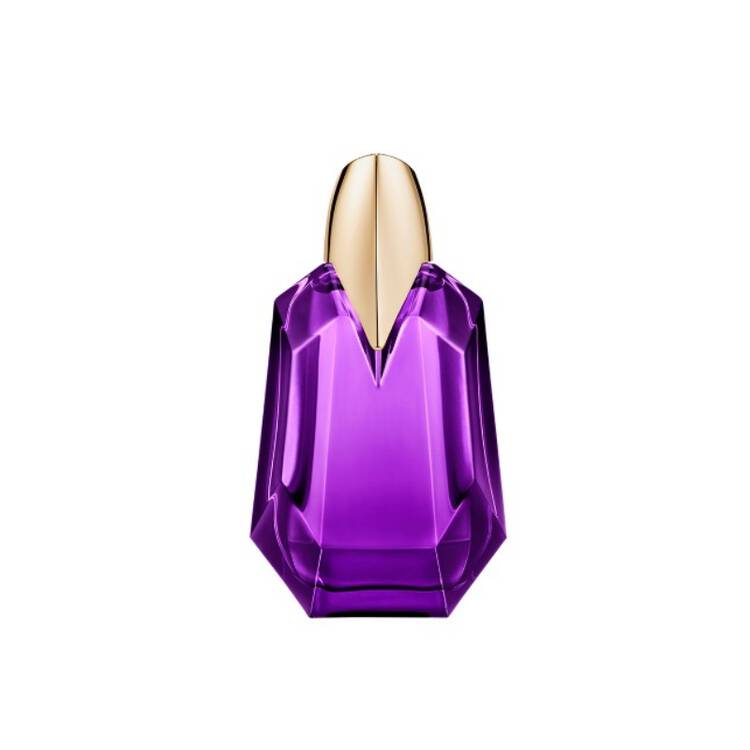 Flacon de parfum violet en forme geometrique avec un bouchon dore.
