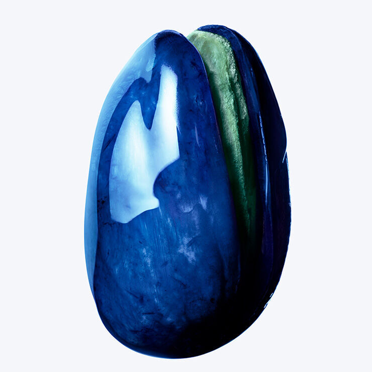 Une pierre precieuse de couleur bleu profond avec des nuances vertes, presentant une forme lisse et ovale.
