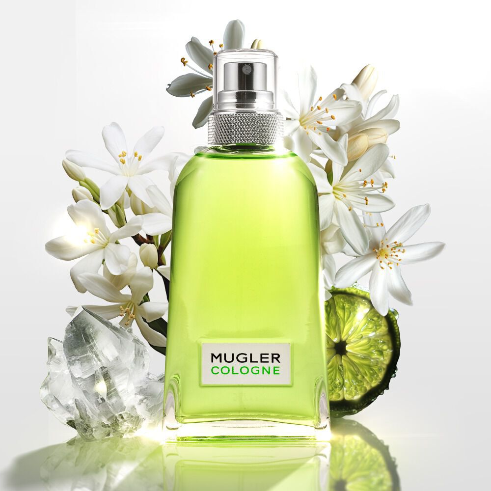 flacon de parfum vert cologne mugler avec de la bergamote et des fleurs