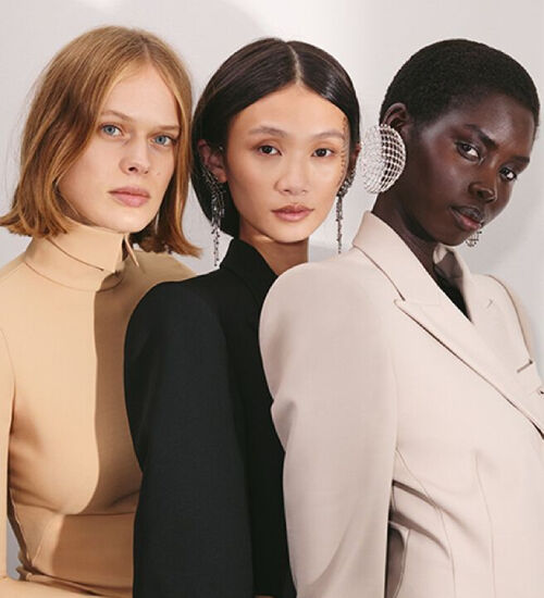 Trois mannequins a la pointe de la mode posant pour une banniere publicitaire de la campagne editoriale Mugler.