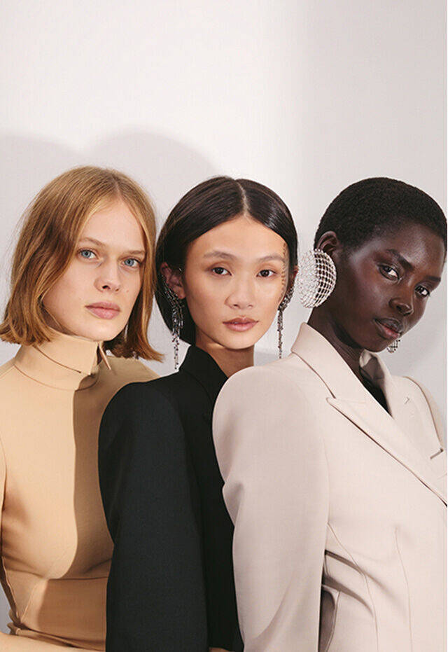 Mugler Circle (banniere de fidelite) : trois mannequins se tenant cote a cote, vetus d'elegants vetements sur mesure dans des tons creme, beige et rose, a cote d'informations invitant les utilisateurs a rejoindre le programme de fidelite Mugler Circle.