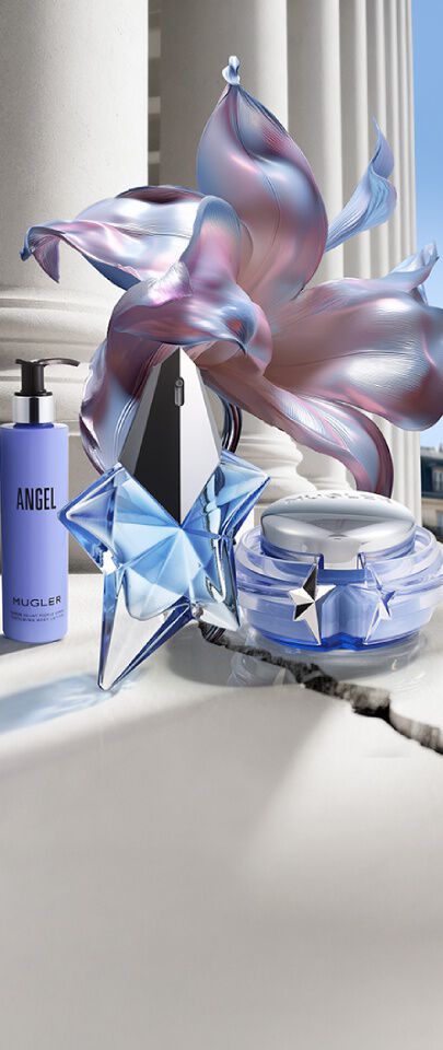 un flacon de parfum bleu un pot de creme bleu et un flacon pompe angel sur un sol carrele avec une fleur bleu a cote