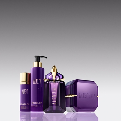 Gamme de parfums et soins Mugler Alien, avec flacons et pots violets sur fond degrade.