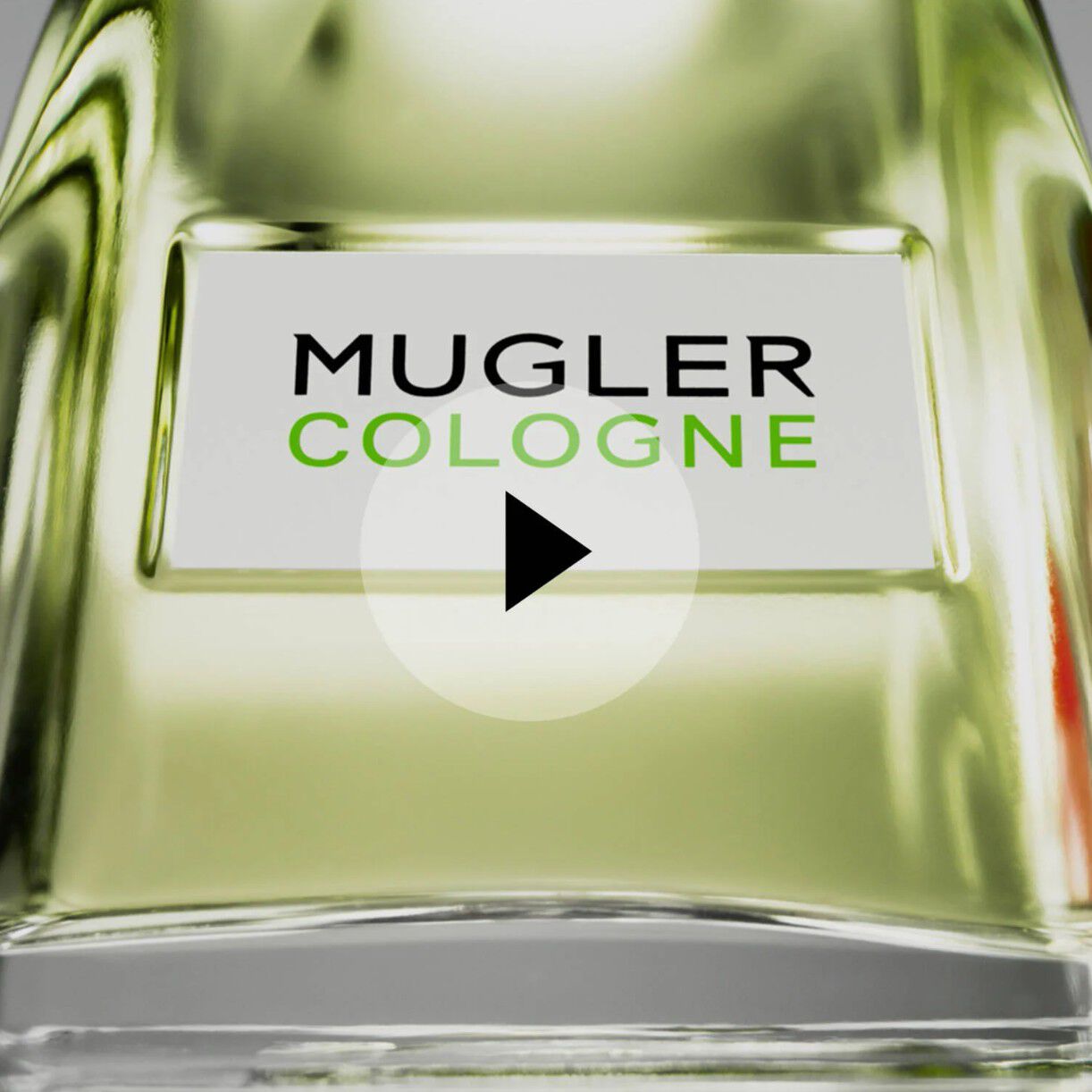 Vignette de la video officielle de la campagne publicitaire de Mugler Cologne, mettant en avant un flacon vert orne du logo Mugler Cologne sur un fond vert frais.