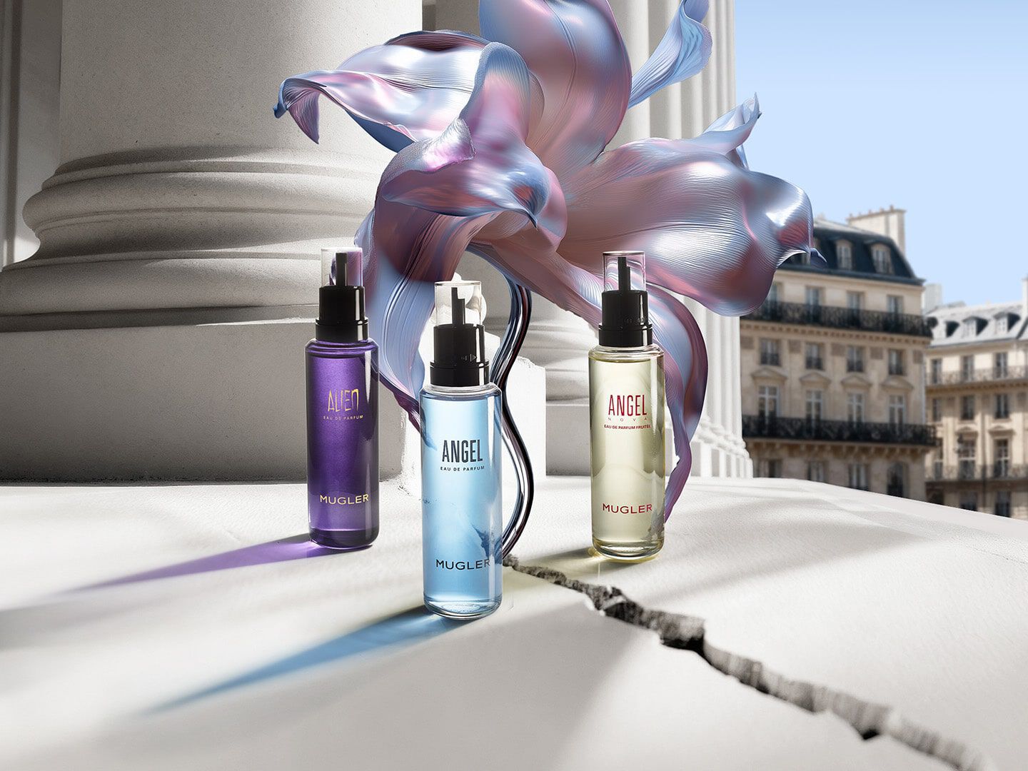 trois flacons recharges de parfums bleu, violet et jaune sur un sol carrele a cote d'une fleur bleu