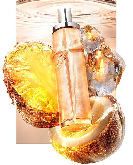 Nouvelle nature morte Starlicious Pineapple Musk mettant en scene un flacon de verre elance entoure de ses ingredients phares : une tranche d'ananas eclatante, une coque de noix de coco fendue et du musc cristallin, le tout sur fond d'eau ondulante, chaleureuse et lumineuse.
