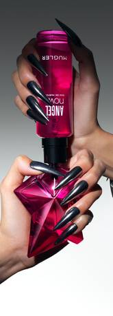 Deux mains elegantes avec de longs ongles noir mat manipulent un parfum rose en flacon etoile.