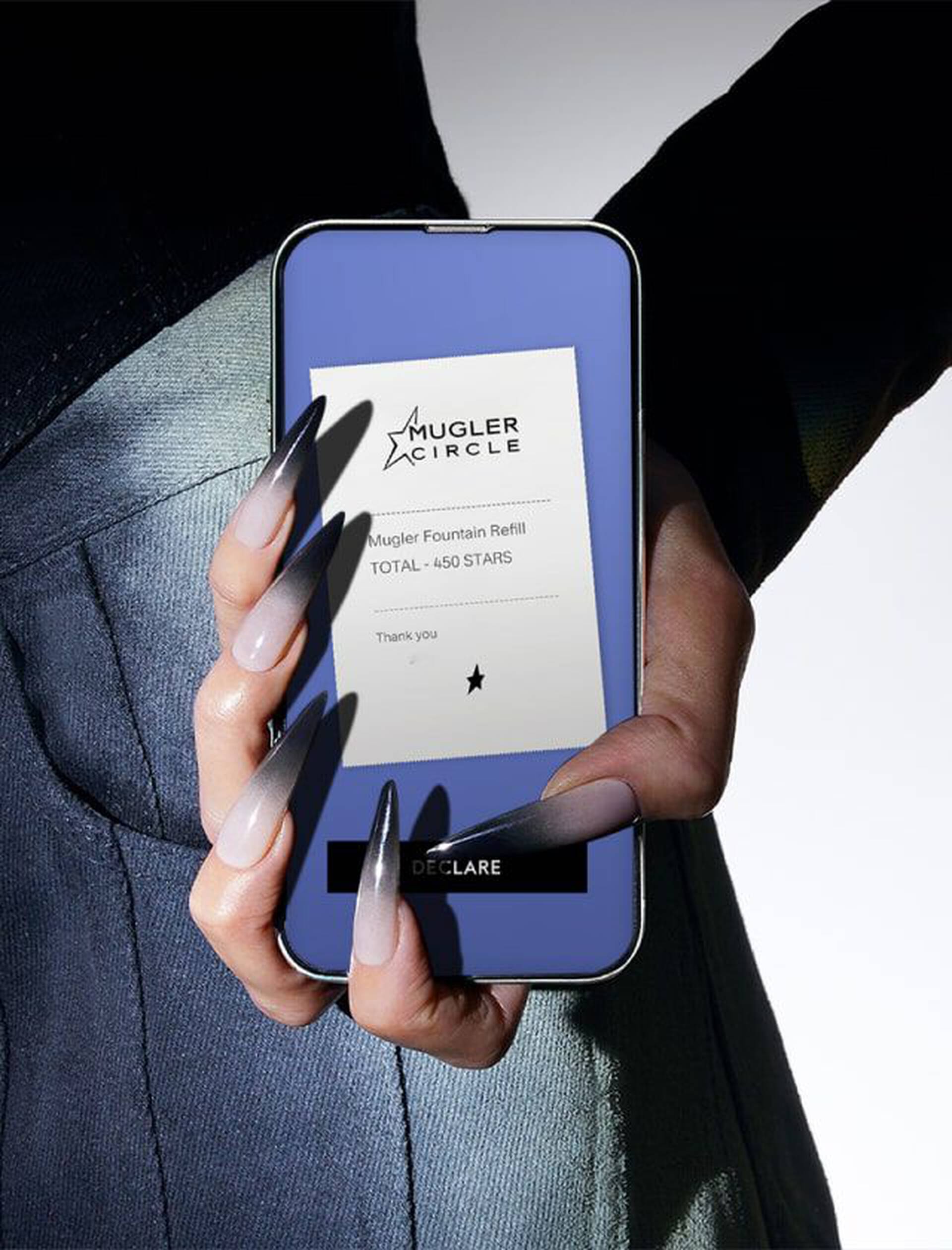 Une boite en verre transparente avec un code QR sur un fond bleu lumineux.