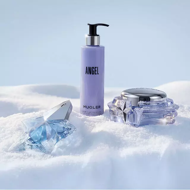 La collection de parfums et de soins pour le corps Mugler Angel, mise en scene dans un decor enneige. Le texte indique « Les rituels ».