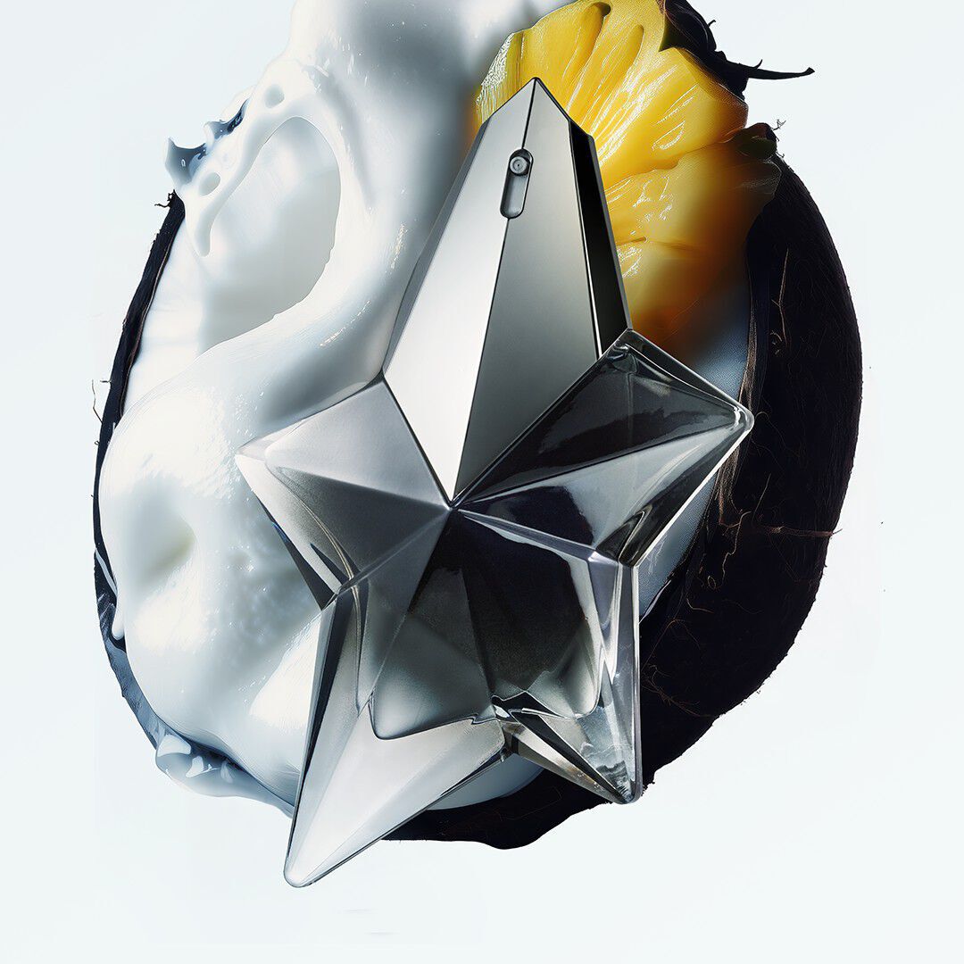 noix de coco et flacon de parfum noir angel mugler