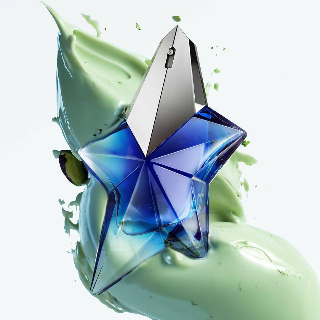 une flacon d'Angel Stellar sur un fond vert creme