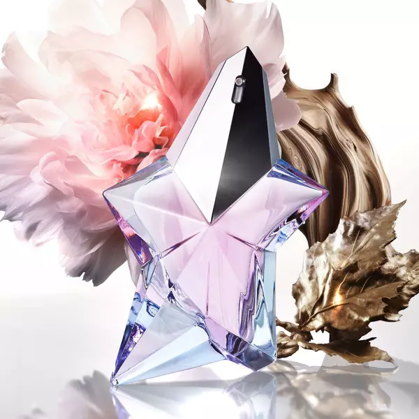 flacon de parfum rose angel mugler avec une privoine et du patchouli