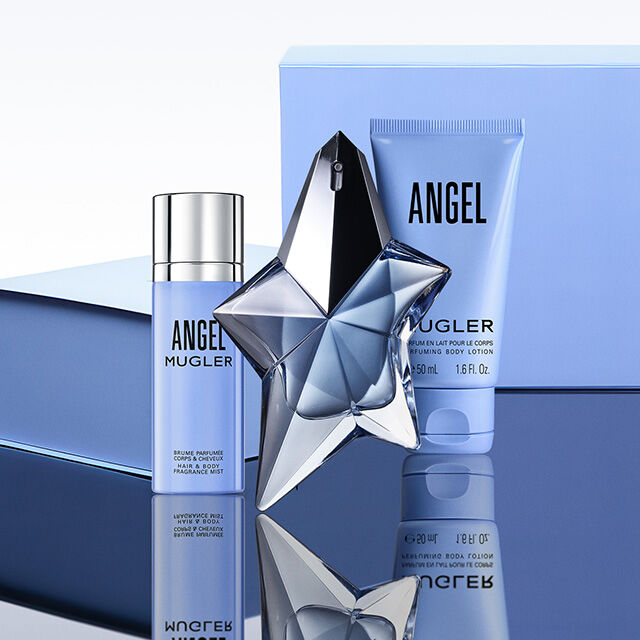 une brume, un parfum et un lait pour le corps bleu mugler sur un fond blanc