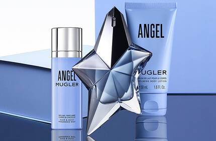 une brume, un parfum et un lait pour le corps bleu mugler sur un fond blanc