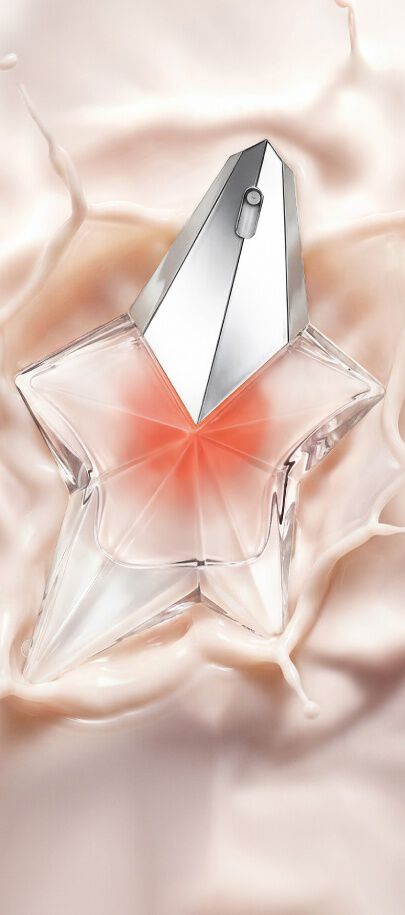 un parfum mugler rose pale pose sur un fond cremeux