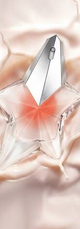 un parfum mugler rose pale pose sur un fond cremeux