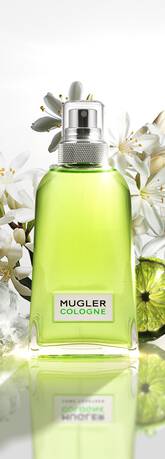 Flacon de parfum Mugler Cologne vert, entoure de fleurs et de citron vert, sur un fond lumineux et raffine.