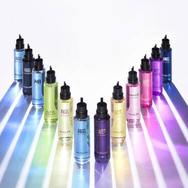 des recharges de parfums mugler colores alignes sur un fond blanc