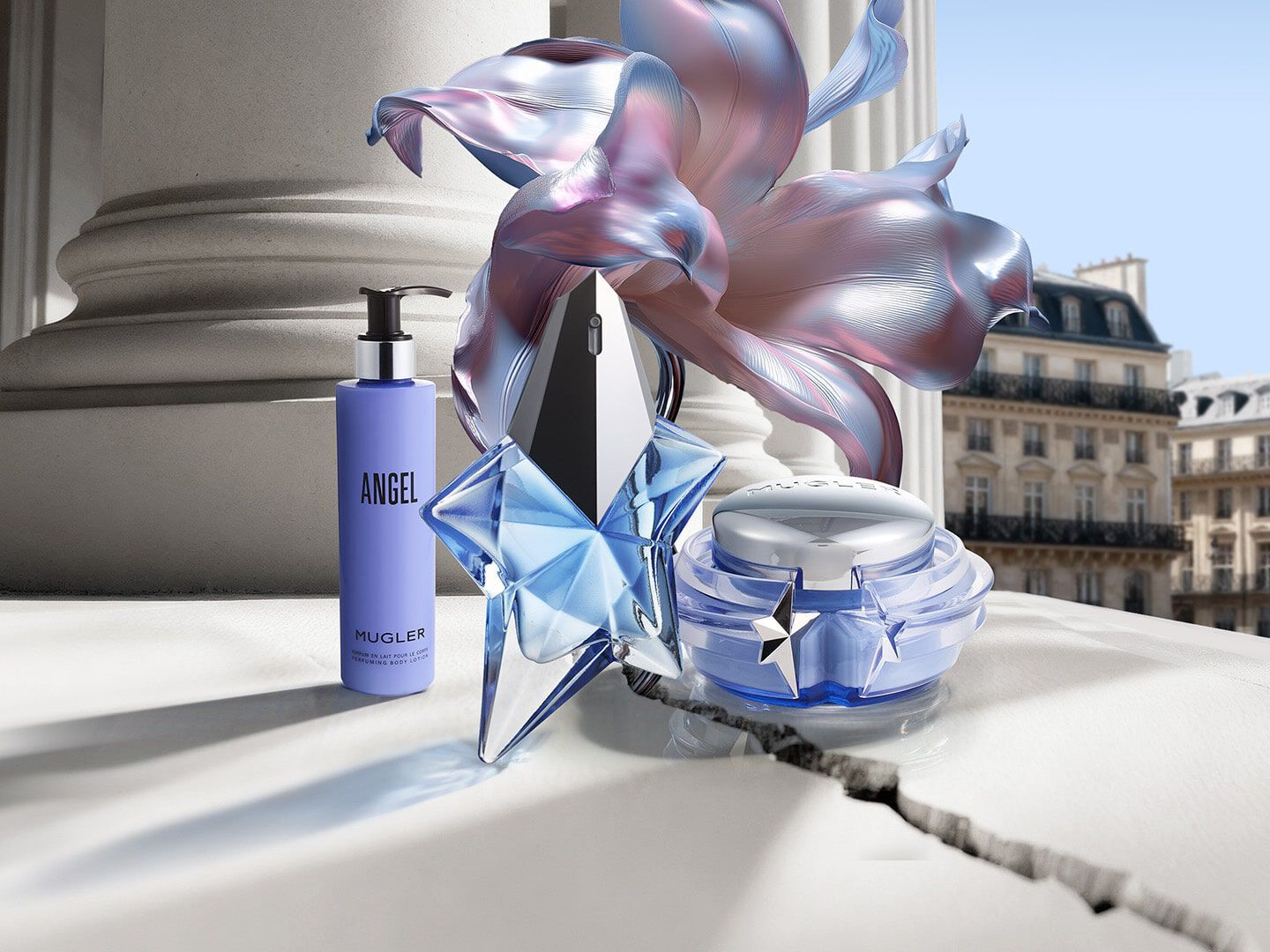 un flacon de parfum bleu un pot de creme bleu et un flacon pompe angel sur un sol carrele avec une fleur bleu a cote