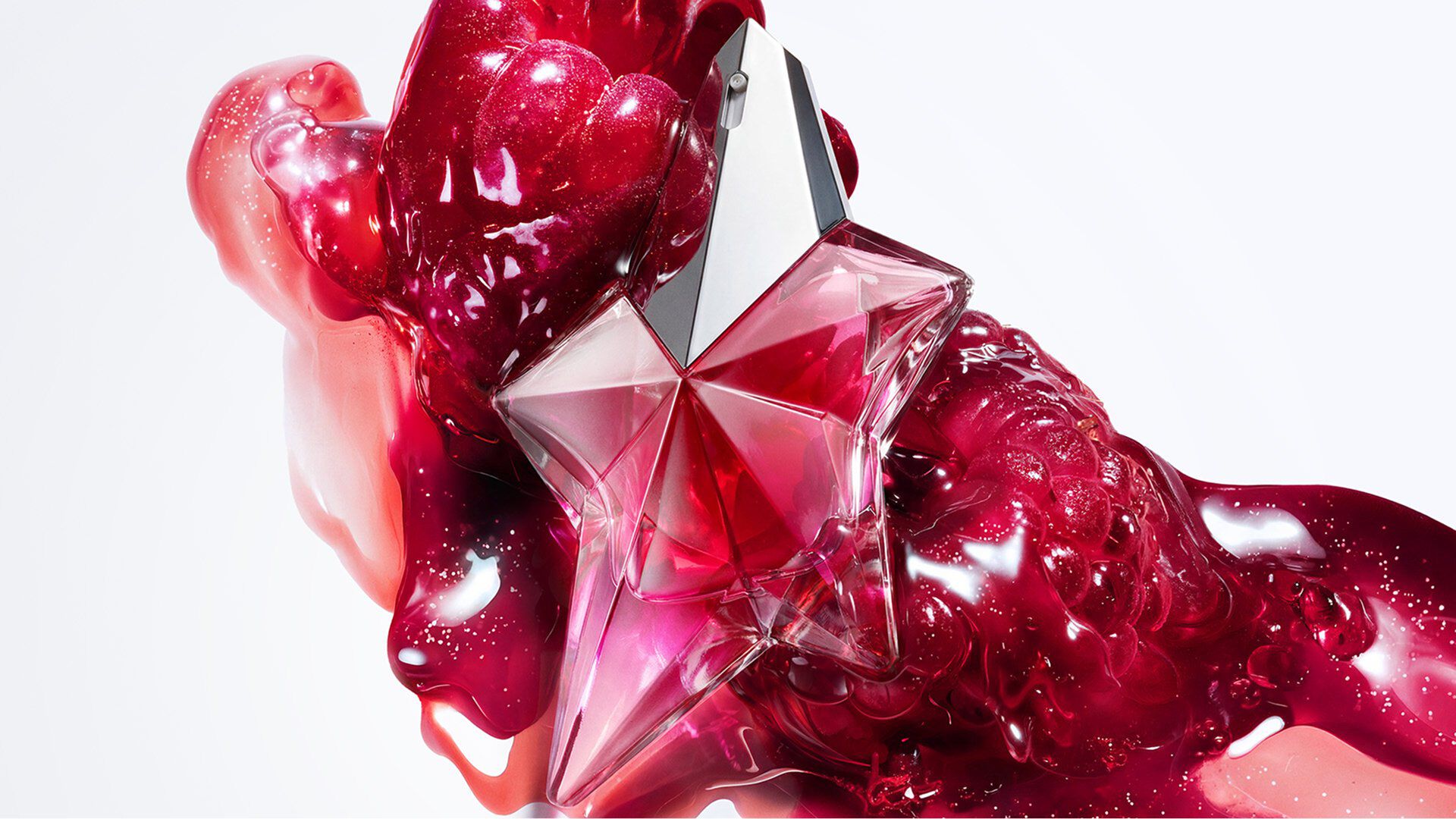 Flacon de parfum Pink Angel Nova de Mugler sur fond abstrait rouge brillant