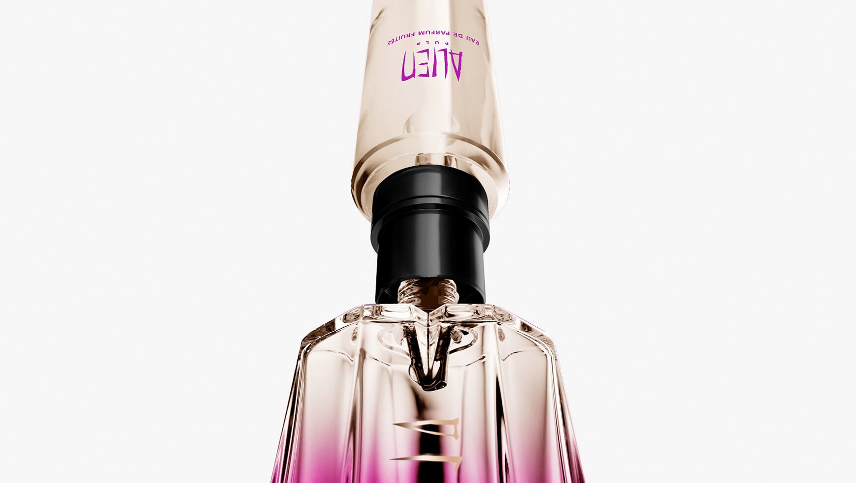 Flacon de parfum rose mugler qui est remplit par sa recharge 