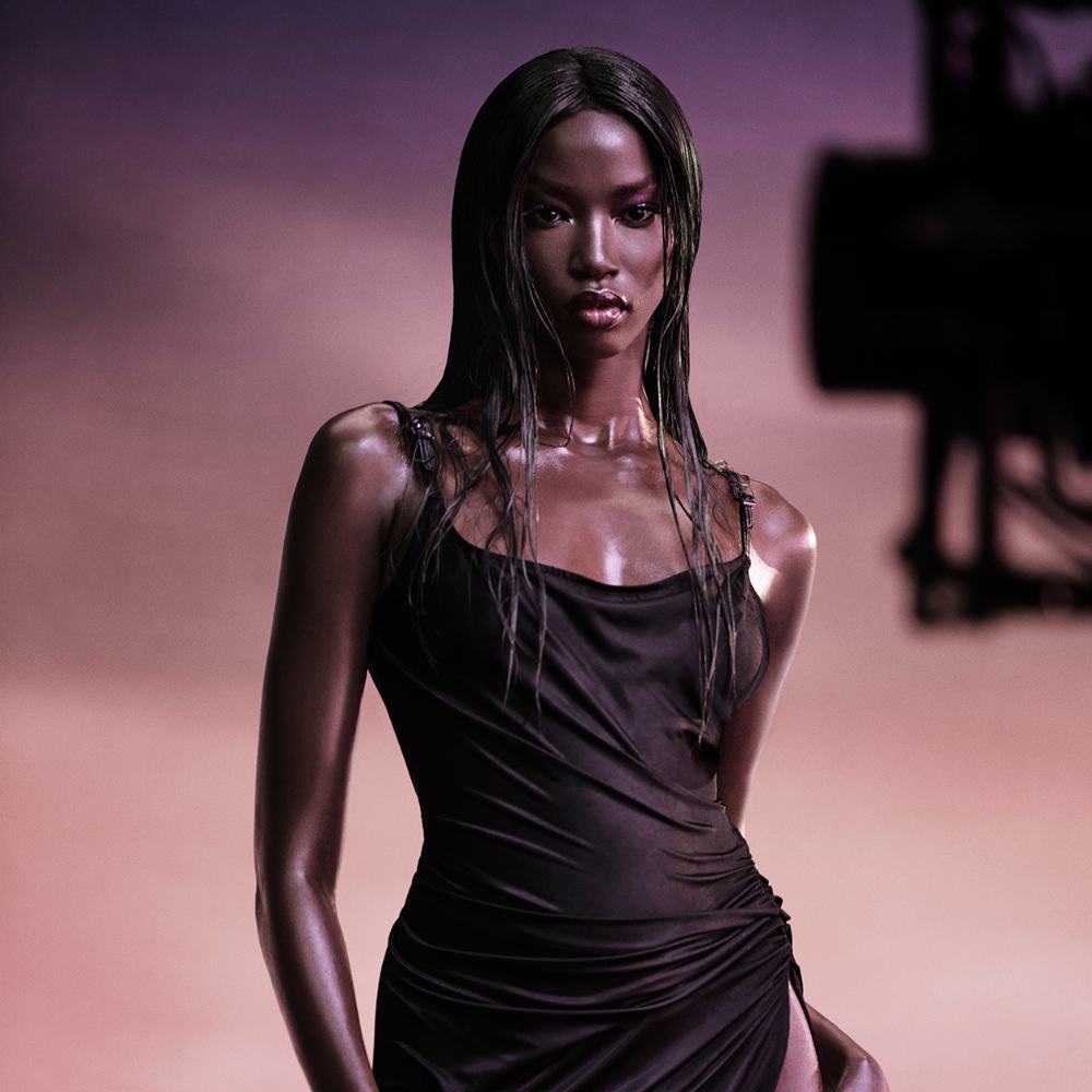 Une femme noire de face  tenant le flacon alien pulp près de son visage