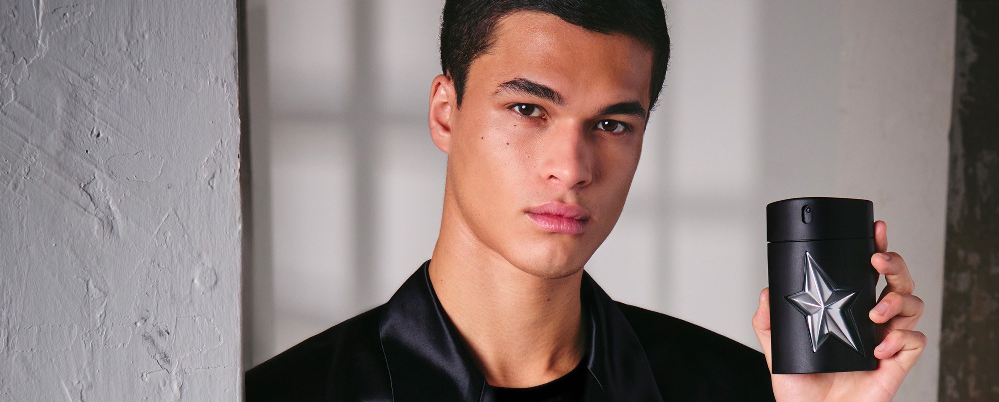 mannequin posant avec un flacon d'A*Men Fantasm