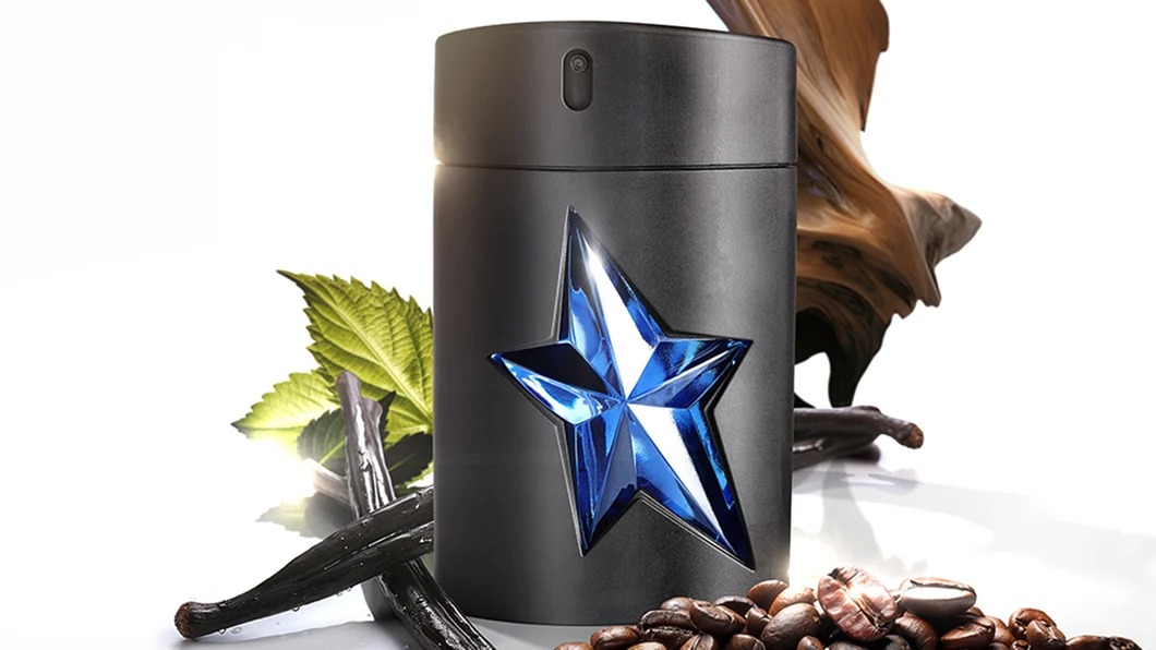 Un flacon A*Men de Mugler contenant des grains de café, des gousses de vanille et du bois.