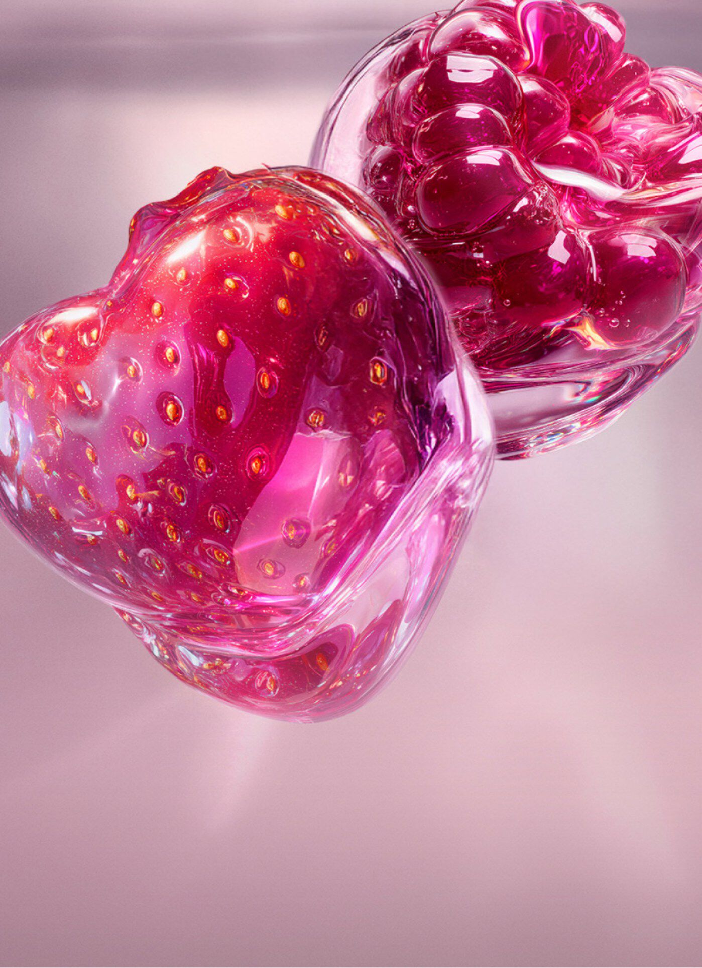 une fraise et une framboise juteuses sur un fond rose.