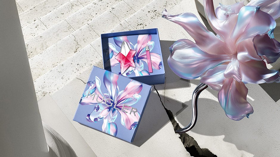 Bannière de la campagne Mugler pour la fête des mères 2026 présentant le coffret cadeau Angel Nova Eau de Parfum dans un décor parisien, rendant hommage aux mères exceptionnelles.