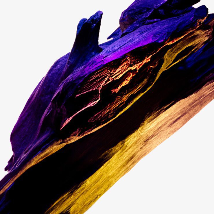 Alien by Mugler : une texture boisée et cachemire dans des nuances de violet foncé, de noir et d'or