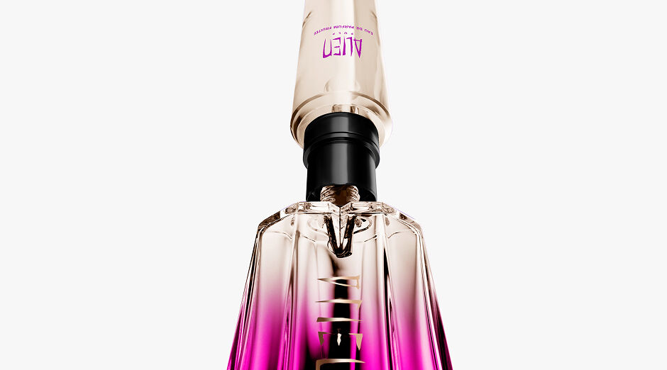 Flacon de parfum rose mugler qui est remplit par sa recharge