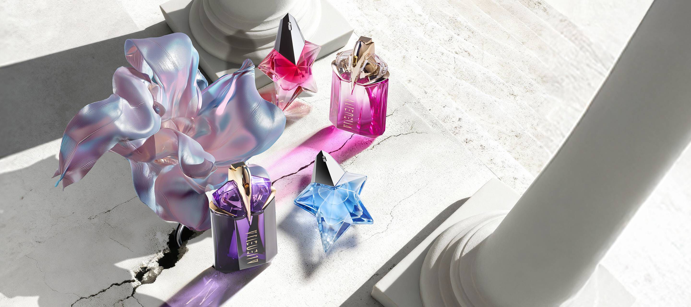 Bannière de la campagne Mugler pour la fête des mères 2026, mettant en scène les flacons emblématiques des parfums Angel et Alien dans un paysage floral céleste et parisien, rendant hommage aux mères extraordinaires.