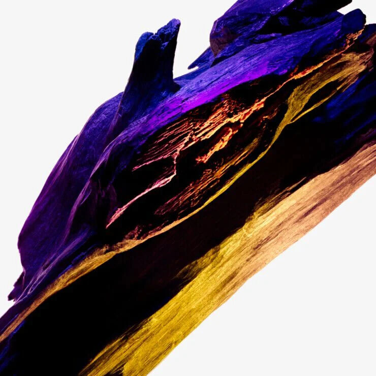 Alien de Mugler : texture bois-cachemire dans des nuances de violet foncé, de noir et d or