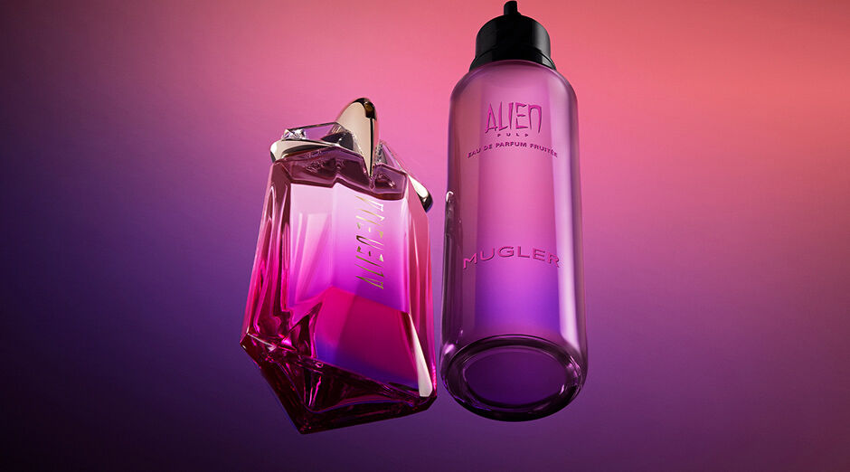 Deux flacons de parfum mugler sur un fond violet.