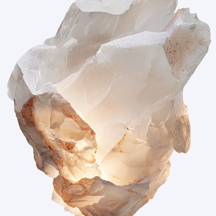 Une grande roche illuminée, dégageant une ambiance élégante et mystérieuse dans un cadre naturel.