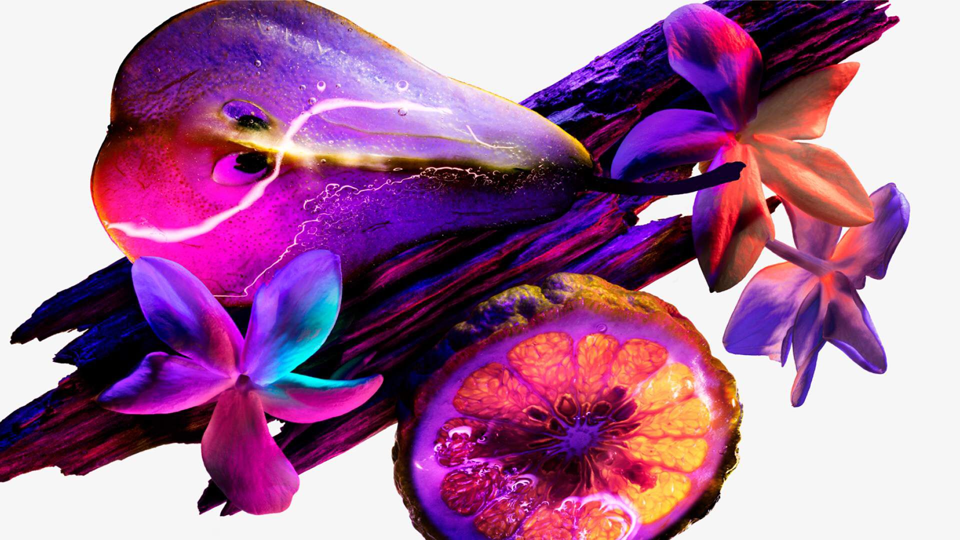 Flacon Alien Hypersense entouré de fleurs violettes, de fruits et de bois sombre