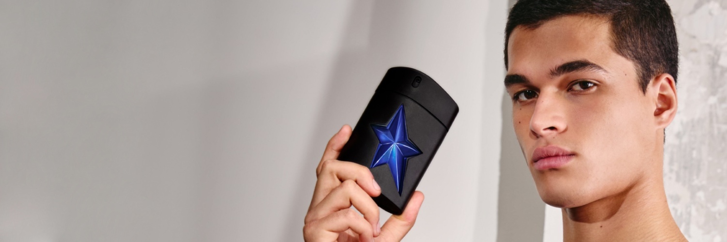 mannequin posant avec un flacon de A*Men Stellar