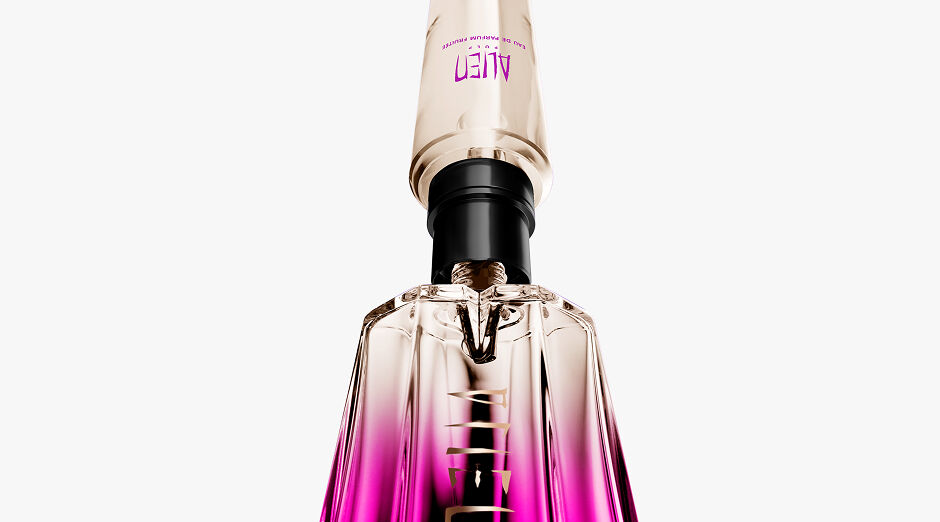 Flacon de parfum rose mugler qui est remplit par sa recharge