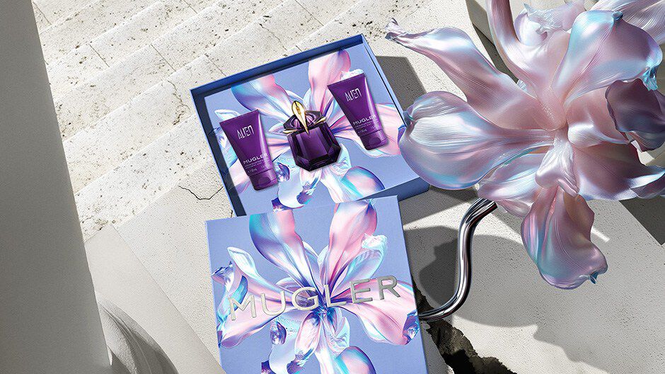 Bannière de la campagne Mugler pour la fête des mères 2026 présentant le coffret cadeau Alien Eau de Parfum dans un paysage parisien, rendant hommage aux mères extraordinaires.