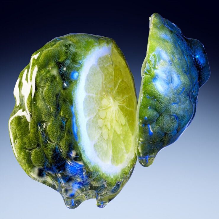 Gros plan sur la note de cœur d'une bergamote d'un bleu électrique éblouissant du parfum Mugler Angel Stellar