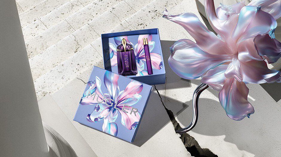 Bannière de la campagne Mugler pour la fête des mères 2026 présentant le coffret cadeau Alien Eau de Parfum dans un paysage parisien, rendant hommage aux mères extraordinaires.