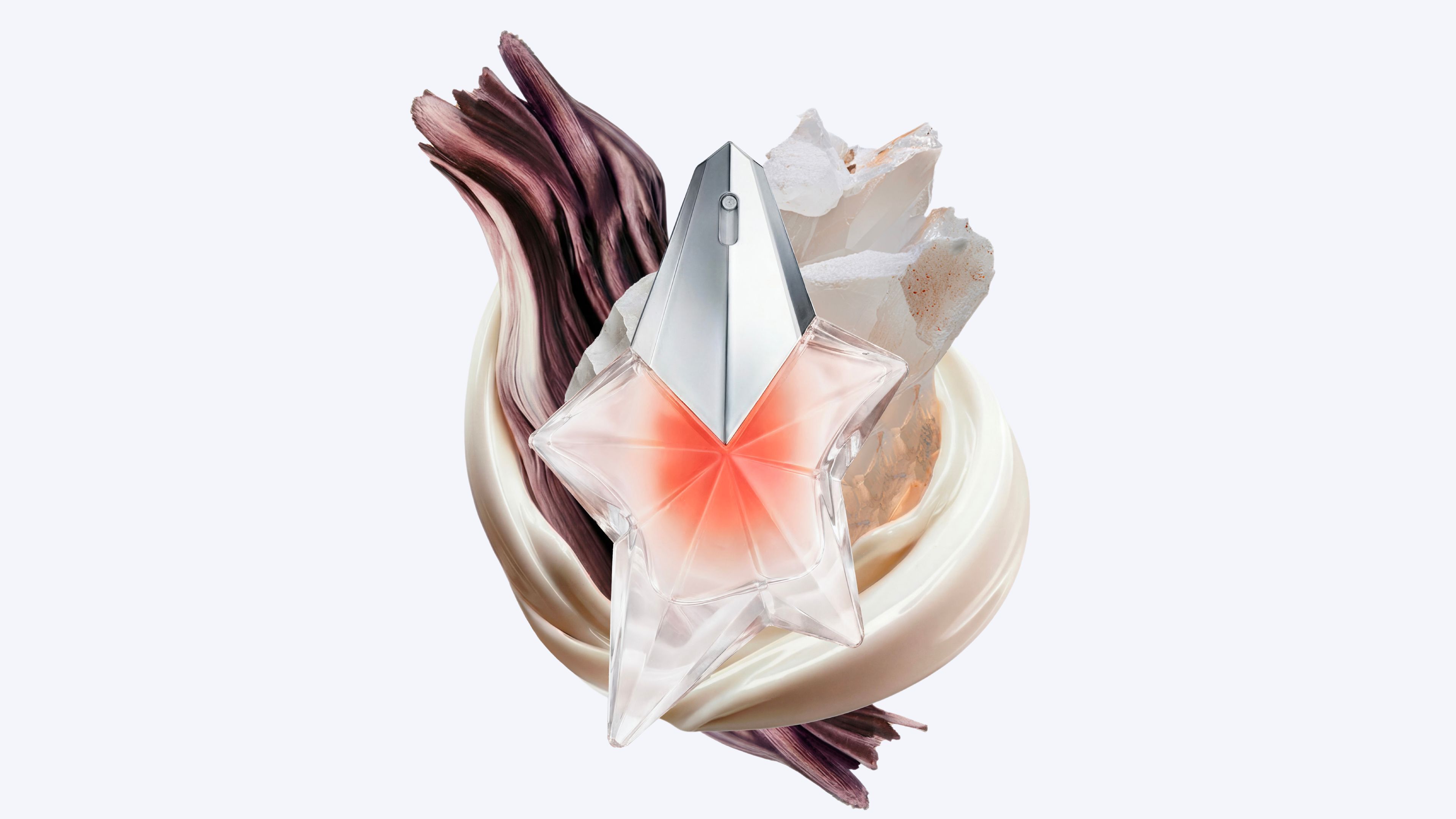 un parfum rose en forme d'étoile sur un fond rose pâle.